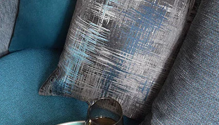 Sofa mit gemustertem Kissen